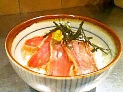 たれが美味しいまぐろの漬け丼